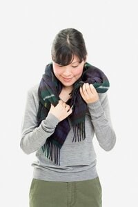 ストールの端を上から差し込むのがポイント!