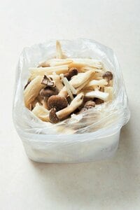 キノコは数種類をほぐして冷凍