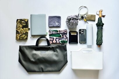 収納達人の軽量化された「バッグの中身」。メイクポーチは不要、でも手帳はマスト
