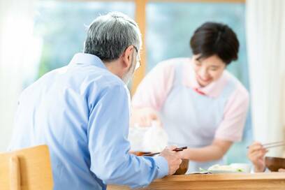 60代父が老人ホームに。口だけ出す親戚、意外な出費…主婦が直面した介護