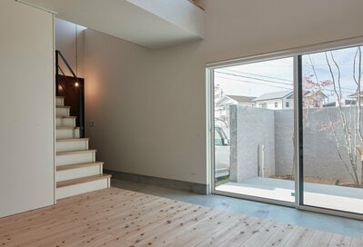 玄関土間がLDKと隣り合わせの間取り。多目的に使えて快適＆部屋を広く見せる効果も