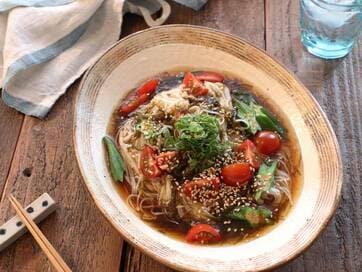 酸味と薬味がクセになる！もずく入りさっぱりそうめん