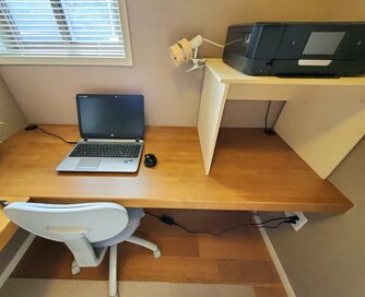 ワークスペースのデスクに配線孔を。コンセント位置も工夫したら快適に