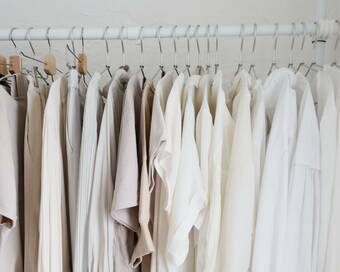 50歳からの「コンパクトクローゼット」。服と一緒に手放すべきもの