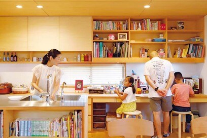 スタディコーナーのあるキッチン実例。調理しながらみんなとおしゃべり