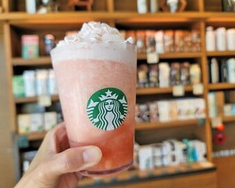 スタバの新作「桃フラペチーノ」を実食。豪華さが増す“無料カスタマイズ”もおすすめ