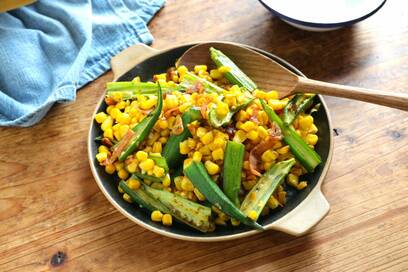 オクラとトウモロコシのカレーソテー。心躍る夏野菜たっぷりレシピ