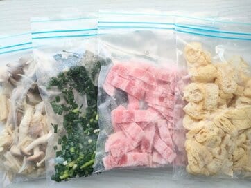 料理がラクになる「冷凍保存食材」4つ。凍ったキノコ類はうま味アップ！／50代ふたり暮らし