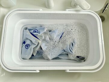 「汗臭い衣類」のにおいをスッキリ落すコツ。洗濯機前のひと工夫で大違い