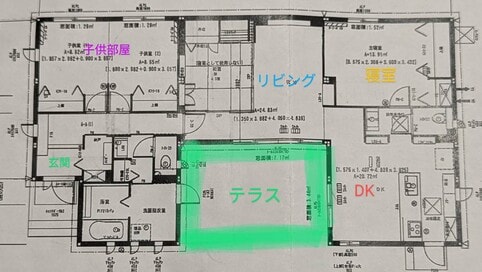 プールにBBQ、楽しく快適に子育てできる間取り。テラスが中心の家