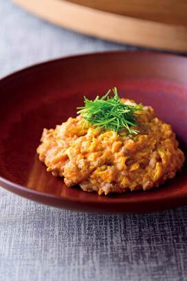 1人分73円の「ひき肉と卵のなめらか炒め」。ふわとろ食感で一度食べたらやみつきに