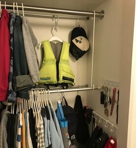 子どものクローゼットのすき間に小物を収納