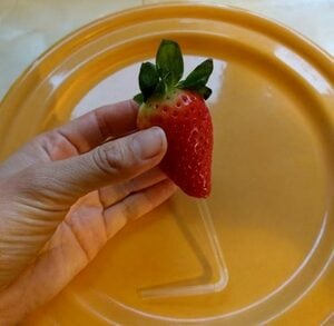 イチゴのヘタの反対側からストローを突き刺すだけ!