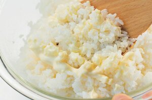 ご飯をマヨネーズでコーティングして炒める