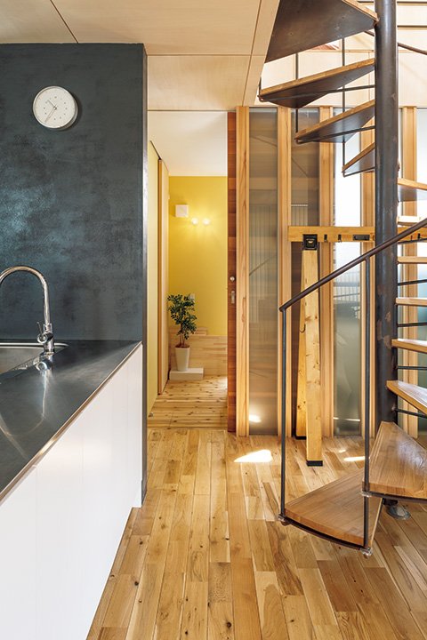 キッチンの壁や正面奥の黄色い壁などは家族でDIY