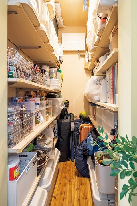 パントリーを兼ねた納戸