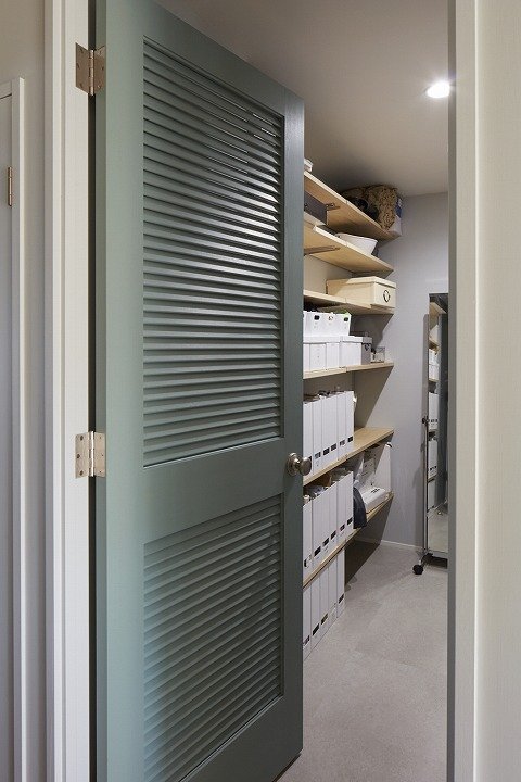 パントリーも兼ねるウォークインクロゼット