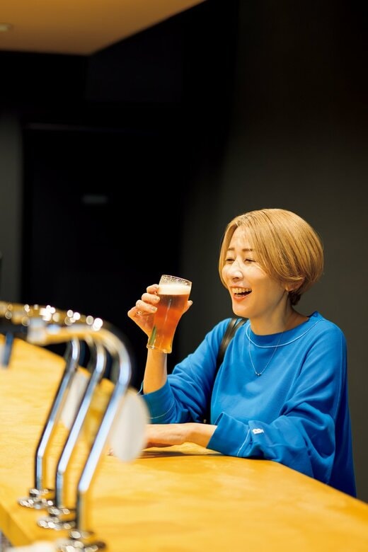 お酒を楽しむひうらさとるさん