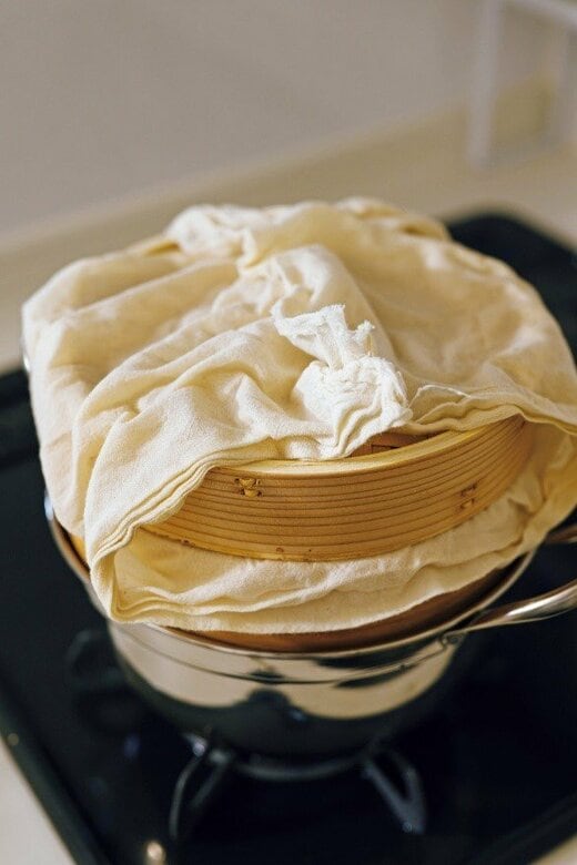 ふきんを使ってせいろを蒸す様子