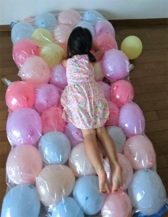 風船の上に子どもが横になっている様子