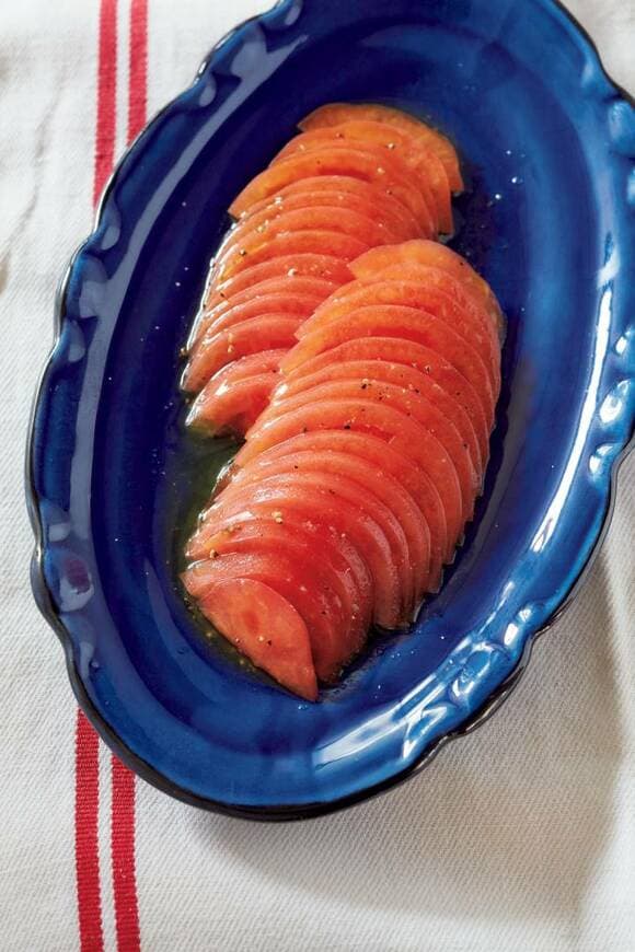 トマトを薄く輪切りにして大皿に盛りつけた様子