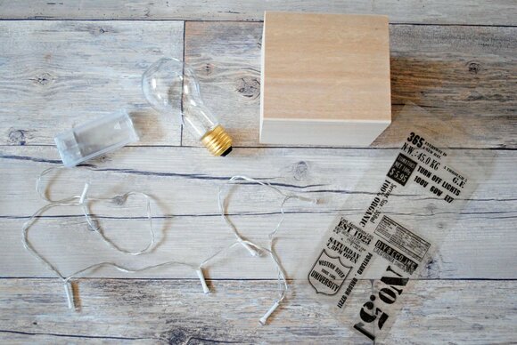 ケーブルライトと乾電池2本