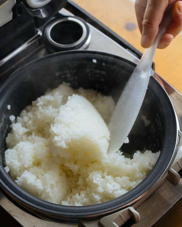 お米をしゃもじで返す