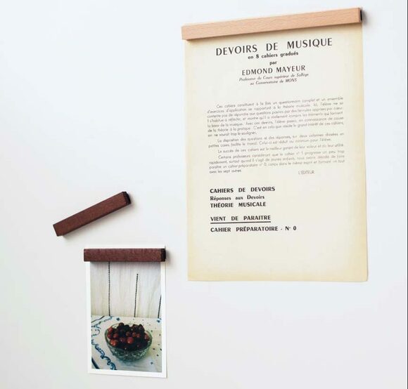 冷蔵庫のプリントもサイズ違いの木製バーでとめればすっきり