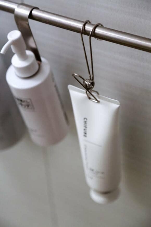 ハンギングステンレスピンチを使用してチューブの洗顔フォームをつり下げた様子