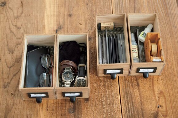 ゴチャつくこまものを同じ木箱で分類しまとまりのある空間に