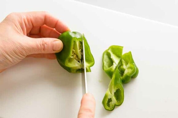 タネをとらなくてOK!ピーマンがもっとおいしくなる切り方