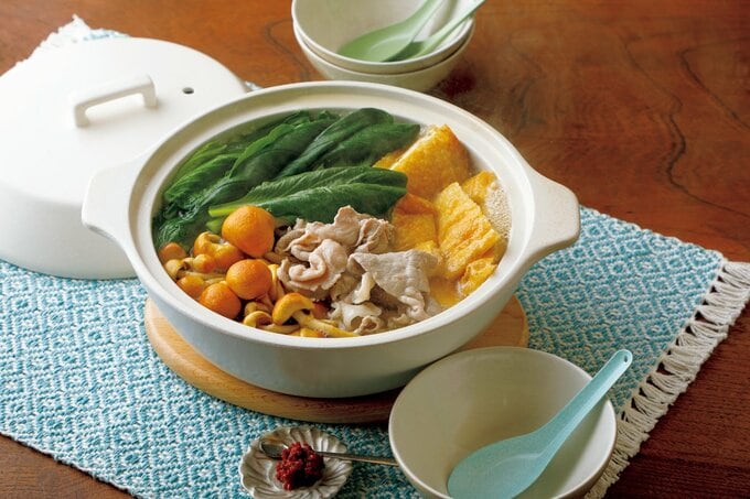 なめこが入ったおいしそうなお鍋