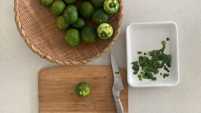 まな板に皮がむかれたユズ