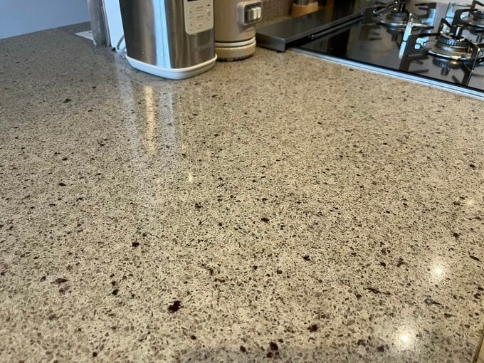 大理石のような柄のアクリル人造大理石のワークトップ