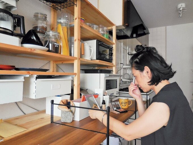 メイクする女性