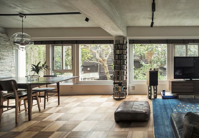 一面はほぼ窓のワイドなLDK