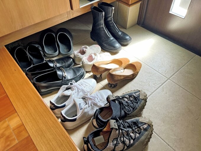 複数の靴が出したままにされた玄関
