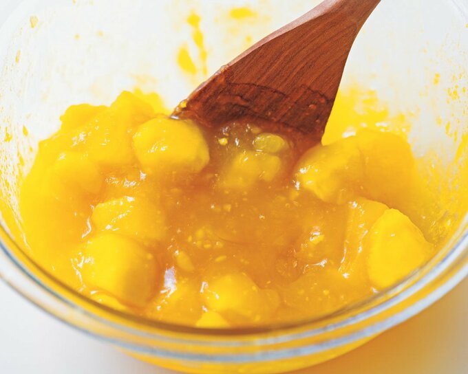 スプーンでサツマイモつぶす