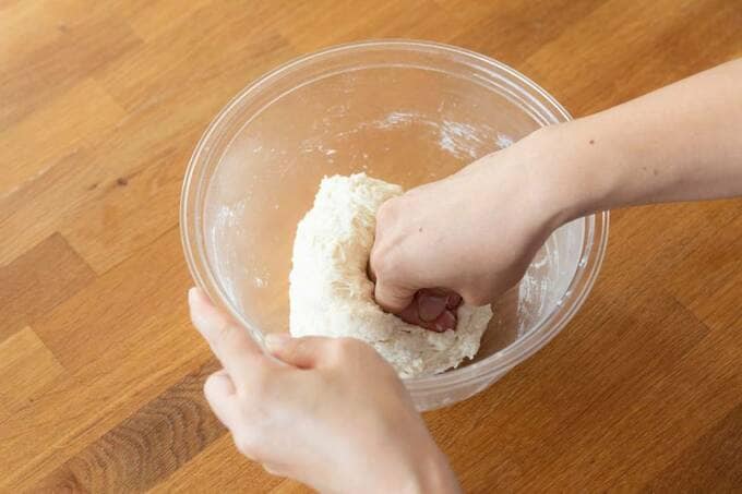 ボウルの中で生地を押す