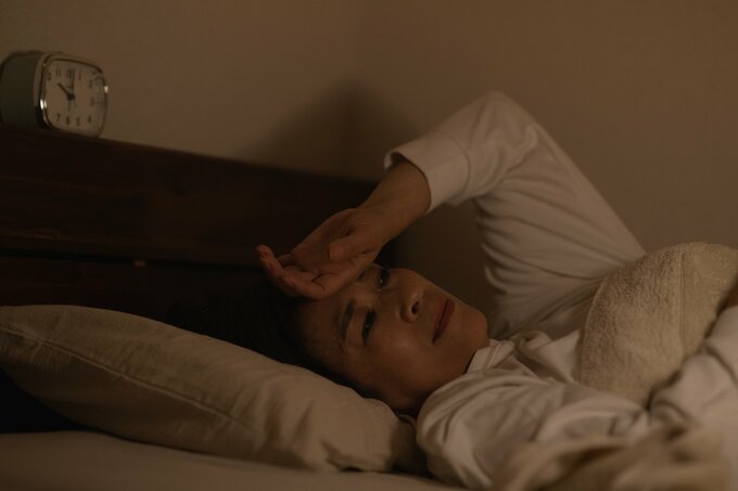 寝つけない女性