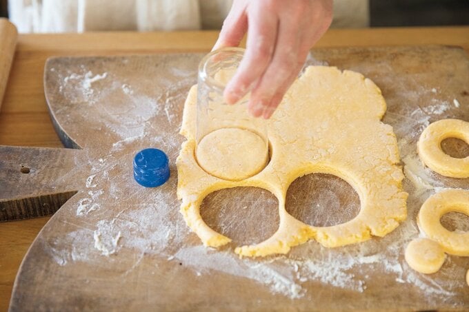 コップで生地をおす