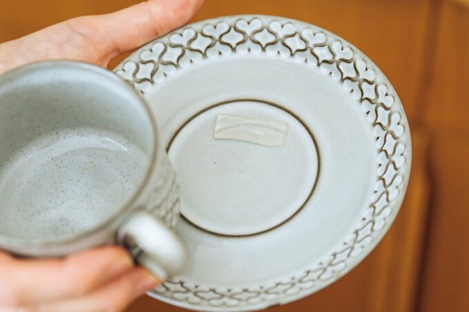 テープを貼った食器