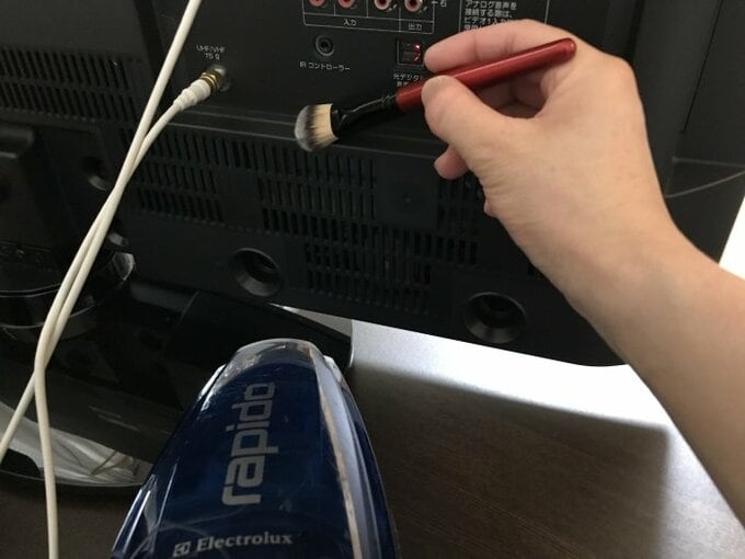 ホコリが多くたまりがちなテレビの裏