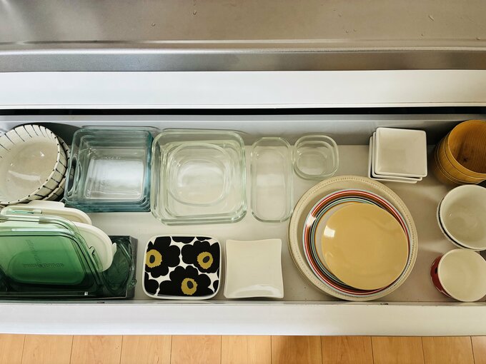 棚に収納された器の画像
