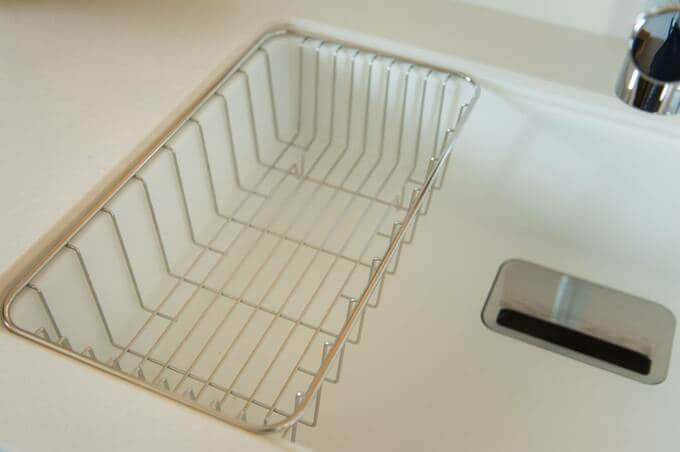 シンクにカゴ
