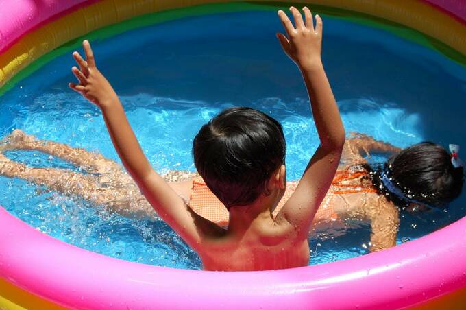 子ども用プールで遊ぶ子どもの様子