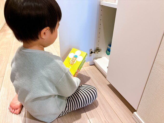 ティッシュをもつ子ども