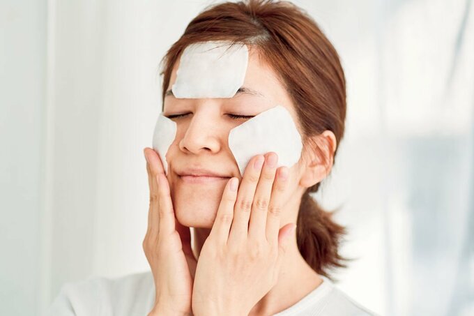 コットンパックをする女性