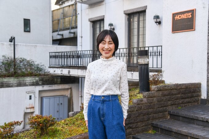 「総柄ハイネックTシャツ」アイボリー花柄　1,780円