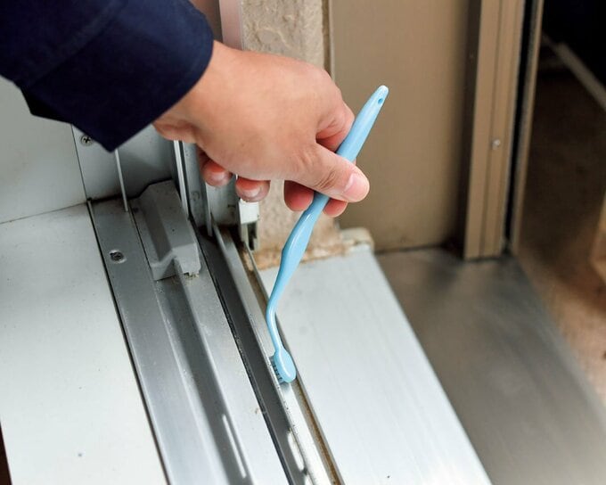 変形歯ブラシを使ってサッシを掃く